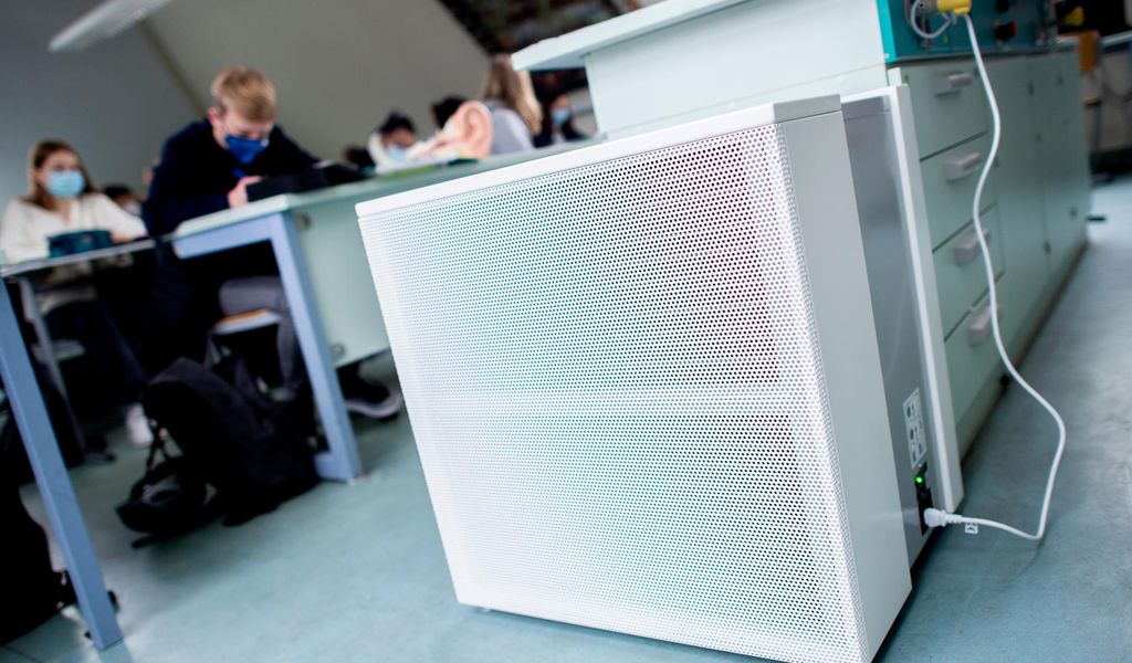 Ein Luftfilter in einem Klassenzimmer