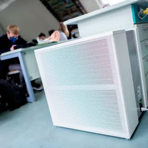 Ein Luftfilter in einem Klassenzimmer