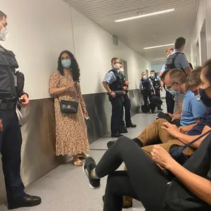 Die Hamburger Bürgerschaftsabgeordnete Cansu Özdemir (Die Linke) wurde am Düsseldorfer Flughafen festgehalten.