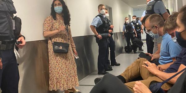 Die Hamburger Bürgerschaftsabgeordnete Cansu Özdemir (Die Linke) wurde am Düsseldorfer Flughafen festgehalten.