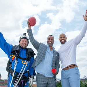 Liga-Chef Patrick Esume (M.), Hamburgs Star-Spieler Kasim Edebali und der Fallschirmspringer, der den Spielball brachte