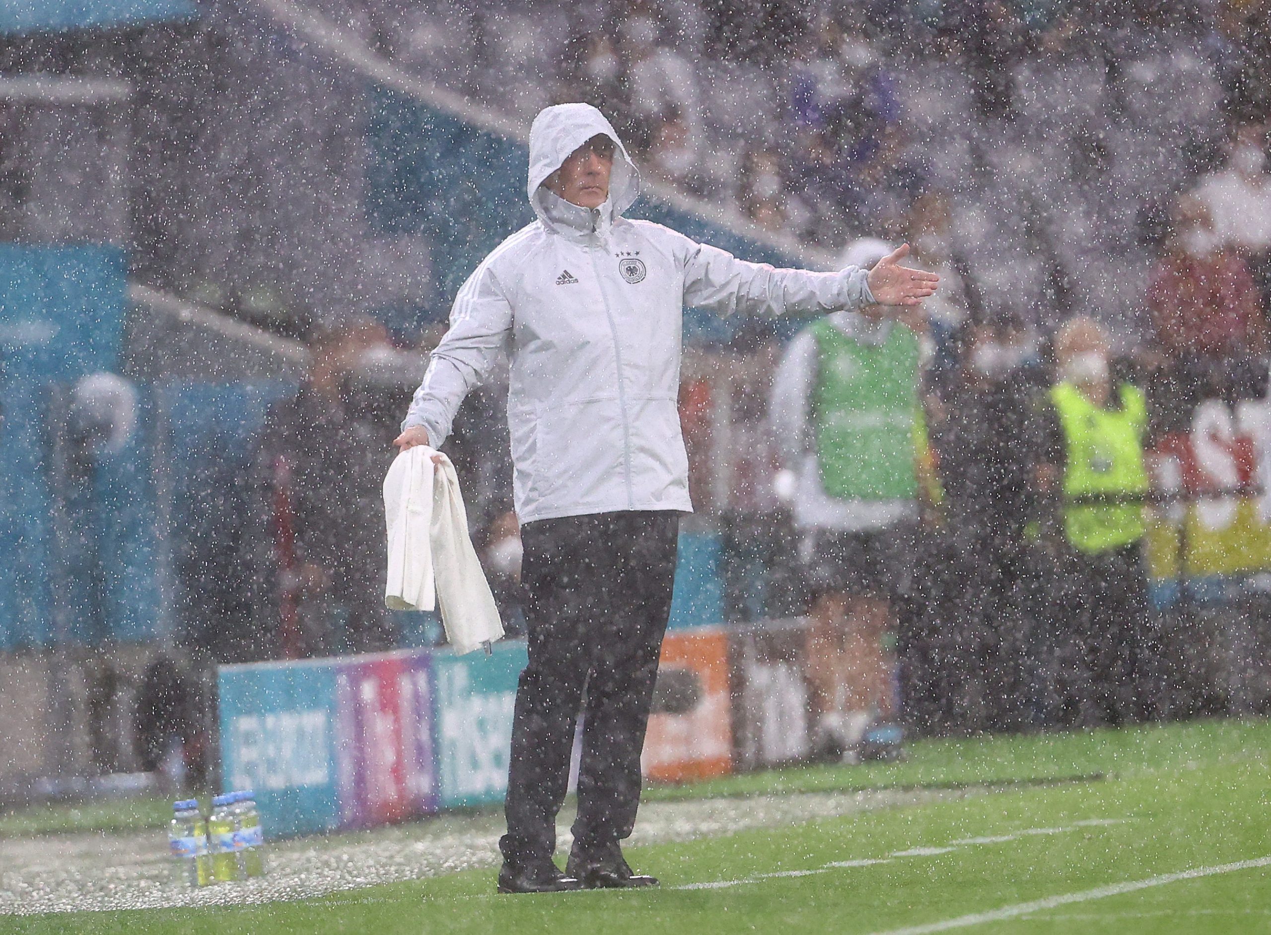 Joachim Löw steht im Regen