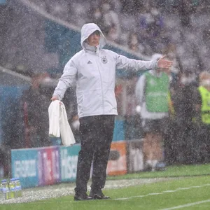 Joachim Löw steht im Regen