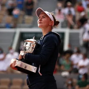 Barbara Krejcikova mit dem Pokal.