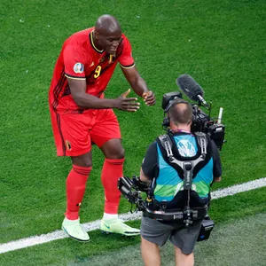 Romelu Lukaku jubelt nach seinem Tor in die TV-Kamera.