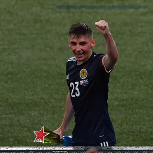 Billy Gilmour reckt die Faust nach oben.
