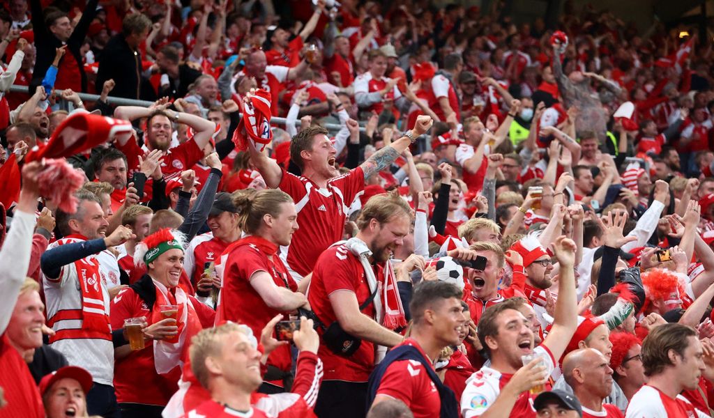 Dänemarks Fans feiern im Stadion