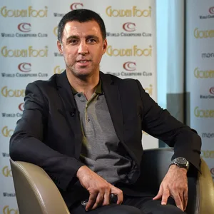 Hakan Sükür sitzt auf einem Sessel.