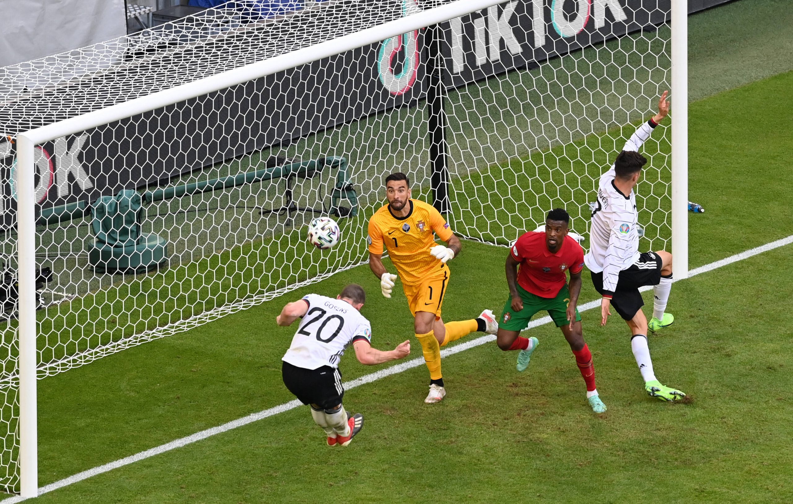 Robin Gosens erzielt das 4:1 gegen Portugal