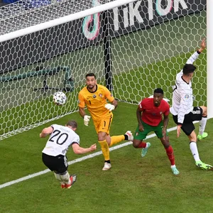 Robin Gosens erzielt das 4:1 gegen Portugal