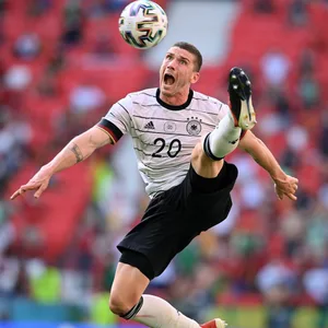 Robin Gosens bei der Ballannahme