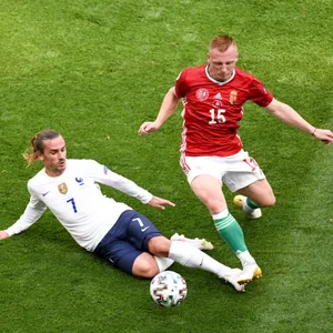 Weltmeister Antoine Griezmann grätscht gegen Laszlo Kleinheisler