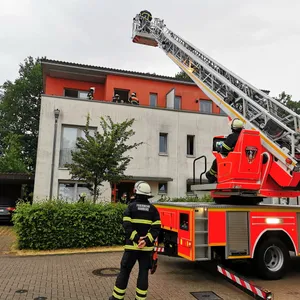 Über eine Drehleiter drangen die Retter zum Schwelbrand im Dach vor.