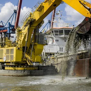 Schlickbagger im Hamburger Hafen