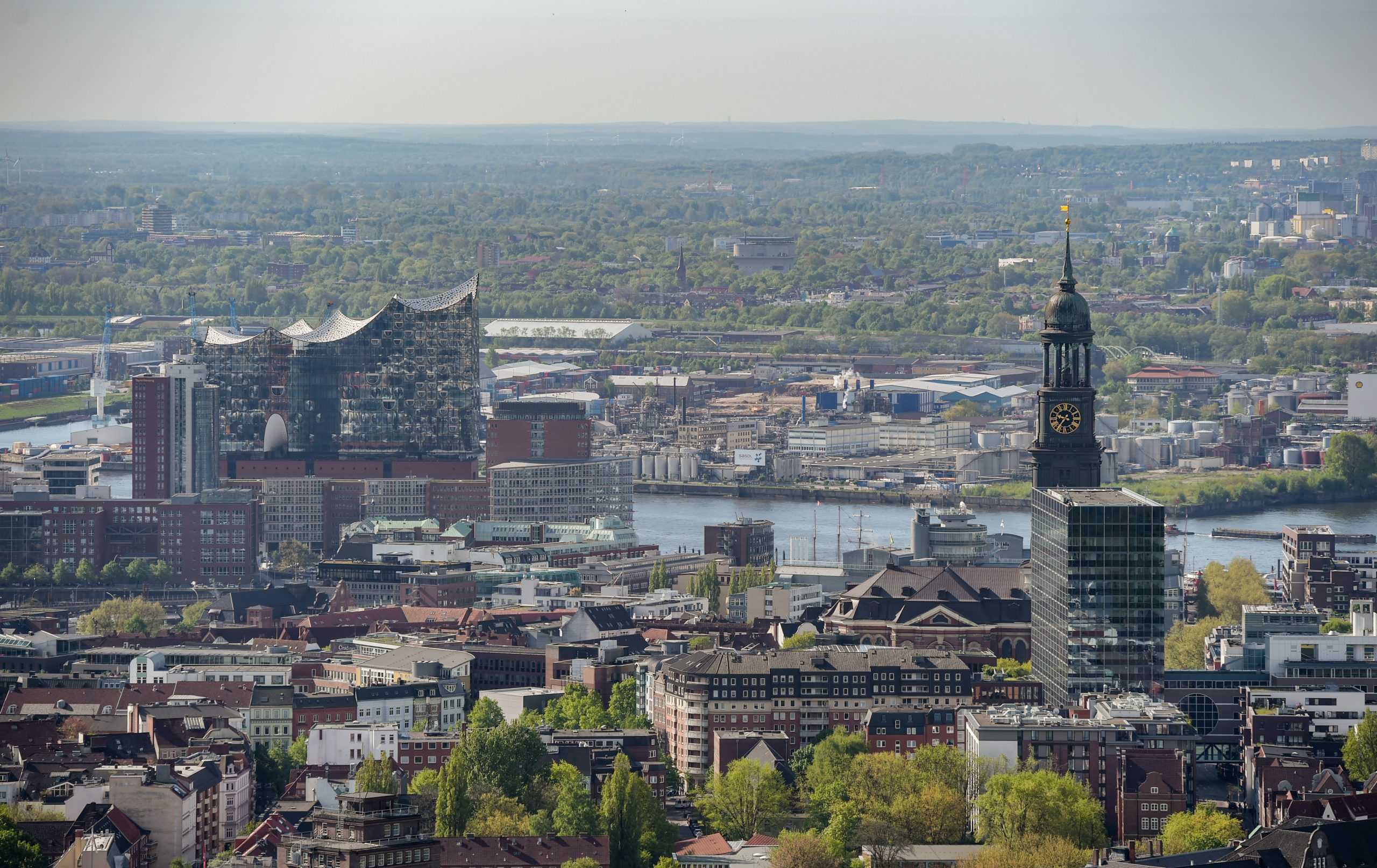 Blick auf Hamburg mit der Elbphilharmonie (l.) und dem Michel.