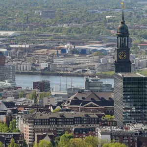 Blick auf Hamburg mit der Elbphilharmonie (l.) und dem Michel.