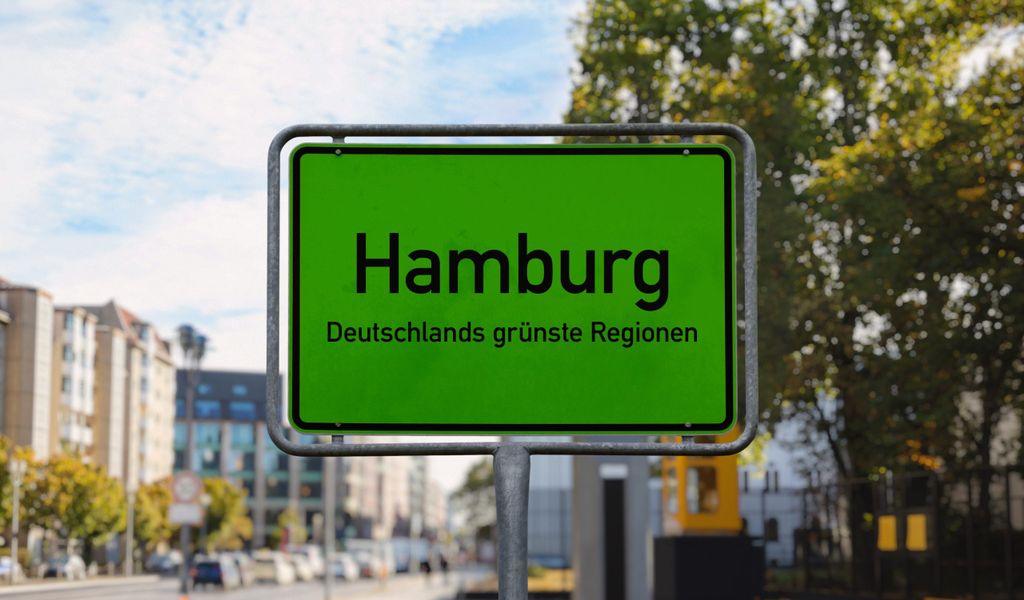 „Hamburg – Deutschlands grünste Region“ steht auf einem grünen Ortsschild.