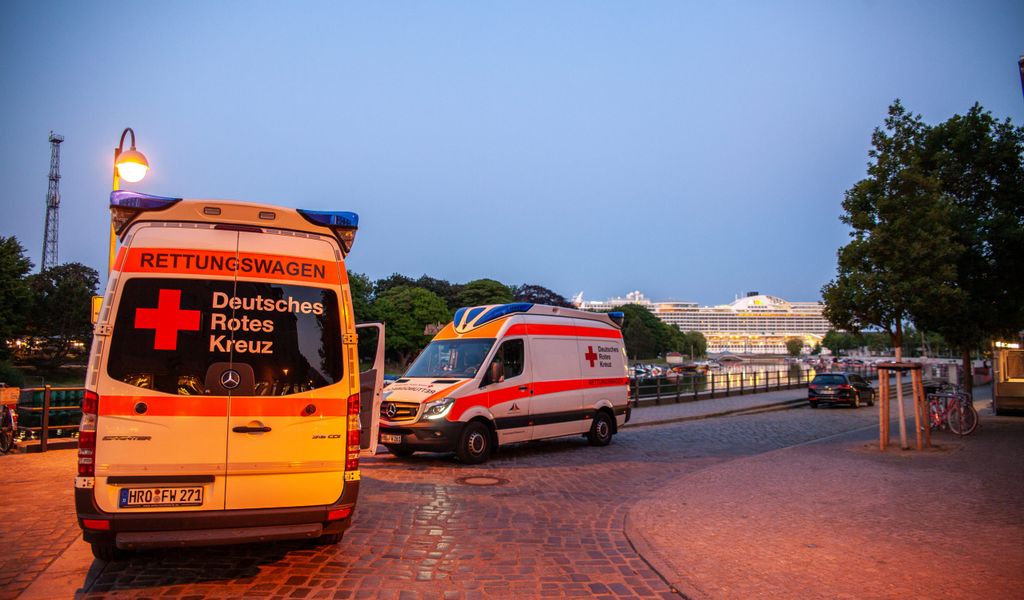 Rettungswagen der behandelnden Sanitäter in Rostock-Warnemünde.
