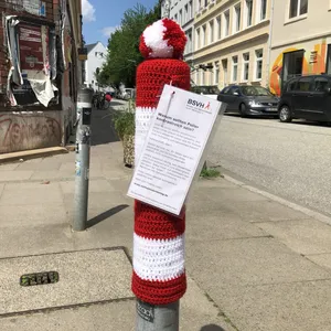 Ringel in Rot-Weiß: Poller in Hamburg tragen jetzt Pudelmütze.