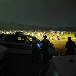 Rund 4000 Menschen haben in der Nacht zu Samstag im Hamburger Stadtpark gefeiert