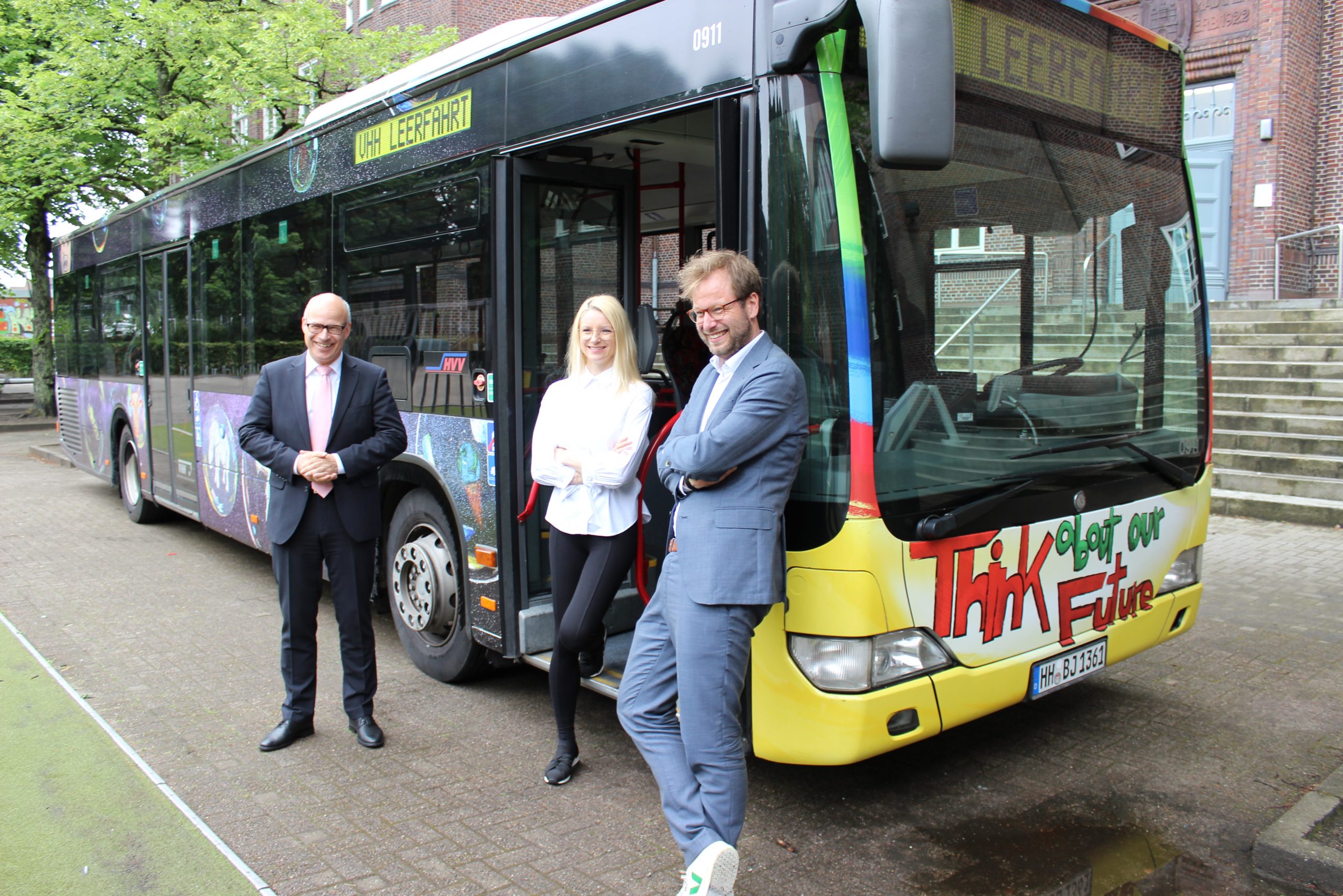 Schulsenator Ties Rabe (SPD), HVV-Geschäftsführerin Anna-Theresa Korbutt und Verkehrssenator Anjes Tjarks (Grüne) stellen das neue HVV Abo für Schüler vor.