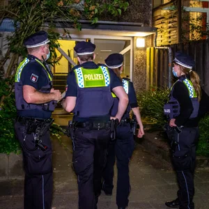 Polizisten sicherten den Einsatzort am Kollwitzring