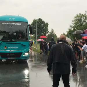 Um 18.49 Uhr fuhr das DFB-Team am Dienstag in Herzogenaurach vor - im strömenden Regen.