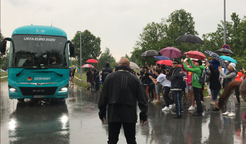 Um 18.49 Uhr fuhr das DFB-Team am Dienstag in Herzogenaurach vor - im strömenden Regen.