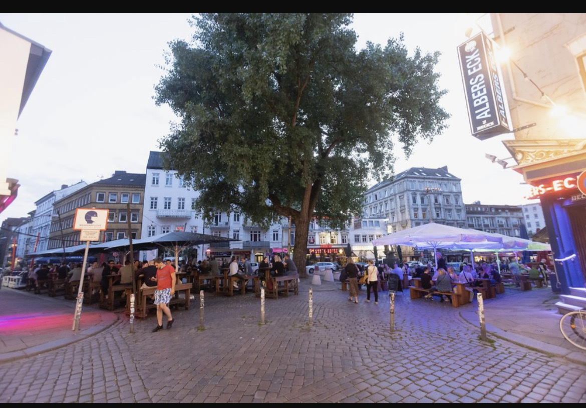 Noch wird überall auf dem Hans-Albers-Platz in Hamburg-St. Pauli feuchtfröhlich gefeiert. Doch während es im „Frida B“ (l.) auch nach 23 Uhr weitergeht, darf das „Albers-Eck“ (r.) dann keinen Alkohol mehr ausschenken.