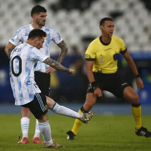 Lionel Messi schießt Freistoß