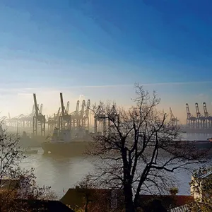 Der Hamburger Hafen im Morgennebel.