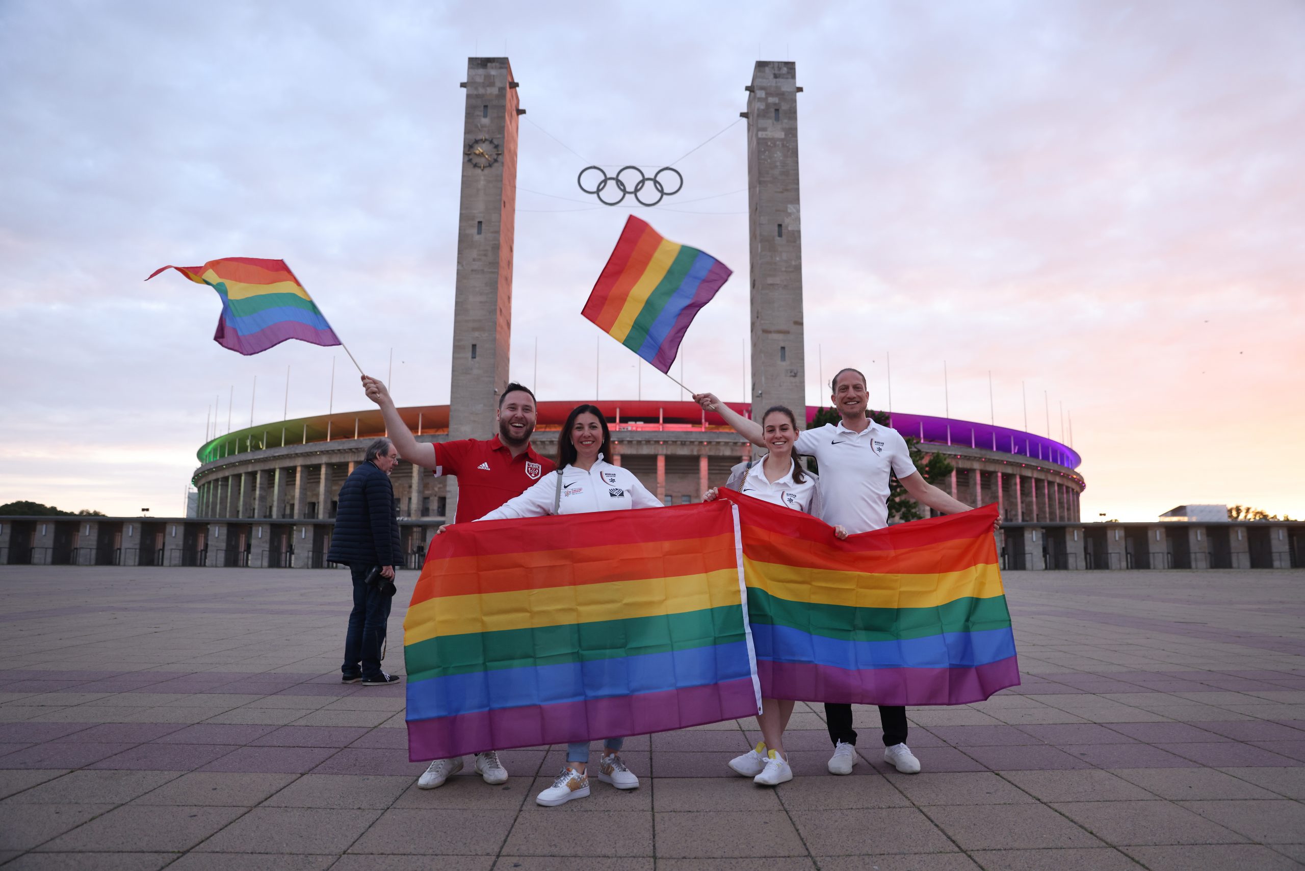 Fans mit Regenbogen-Flaggen vor Olympiastadion in Berlin