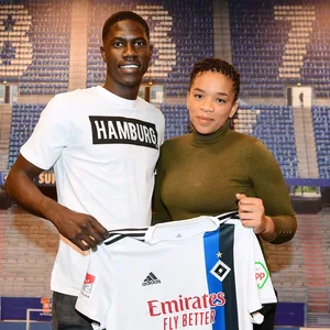 Amadou Onana mit seiner Schwester und Beraterin) Melissa