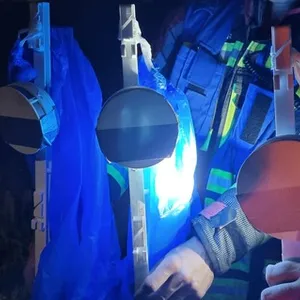 Auf einer landwirtschaftlichen Nutzfläche waren drei Heimrauchmelder auf Metallstangen montiert.