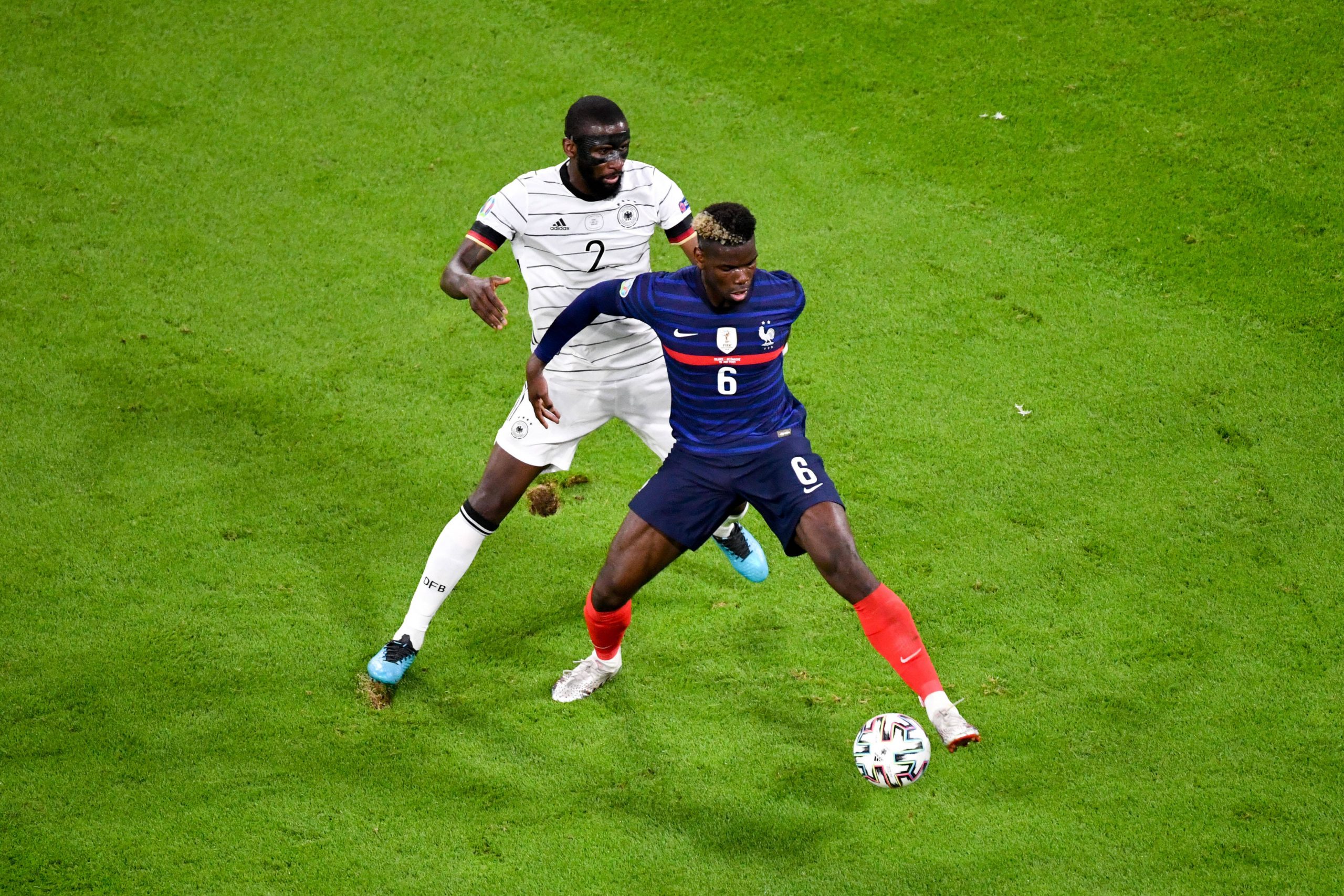 Antonio Rüdiger (l.) lieferte sich heiße Duelle mit Paul Pogba