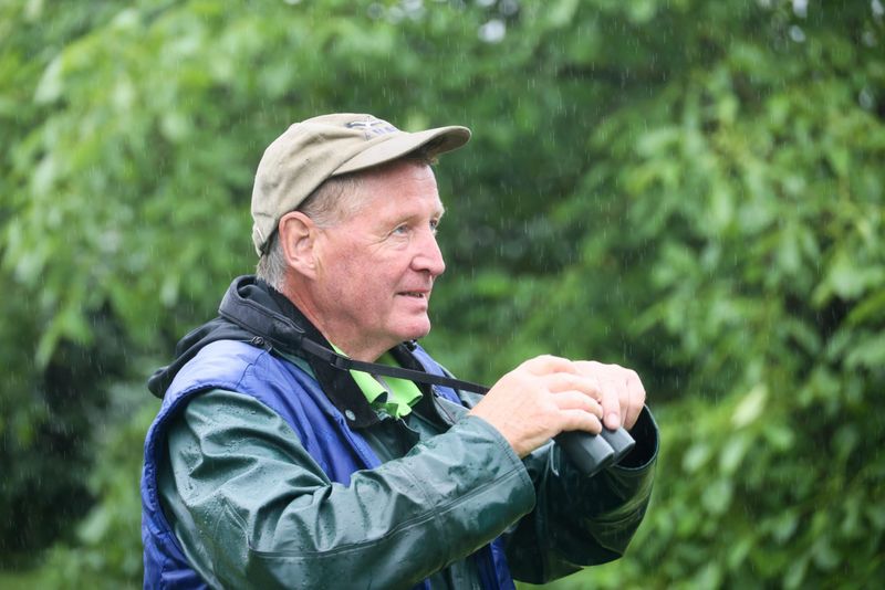 Hamburg: Storch-ExperteJürgen Pelch beim beobachten seiner Schützlinge.