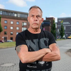 Bernd Littau vor dem Albertinenkrankenhaus