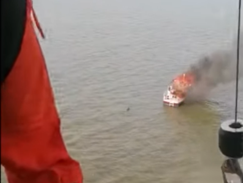 Motoryacht brennt auf Nordsee