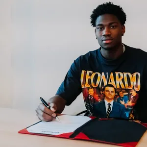 Faride Alidou bei seiner Vertragsunterschrift bei Eintracht Frankfurt.