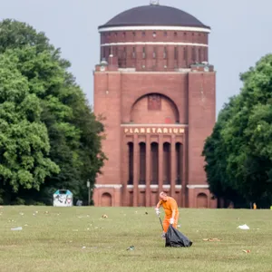Die Stadtreinigung sammelt nach den Party-Nächten im Stadtpark den Müll auf.