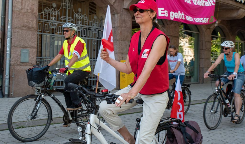 Teilnehmer der Demo „Kein Abstrampeln für die Miete!“ auf dem Fahrrad in Richtung Steilshoop.