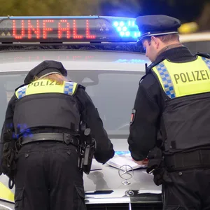 Polizisten bei der Unfallaufnahme (Symbolfoto)
