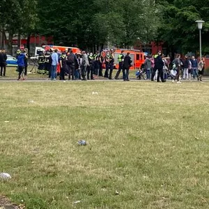 Polizei- und Feuerwehrkräfte am Tatort am Besenbinderhof.