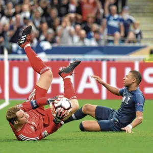 Manuel Neuer (l.) oder Frankreichs Kylian Mbappé – wer hat heute das bessere Ende für sich?