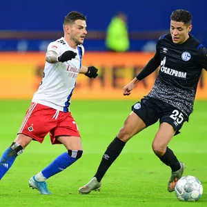 HSV-Kapitän Tim Leibold im Zweikampf mit Schalkes Amine Harit