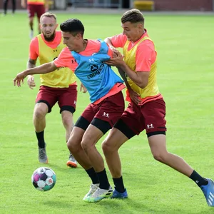 Maximilian Franzke (M.) verlässt St. Pauli dauerhaft, Marvin Senger (r.) nur leihweise.