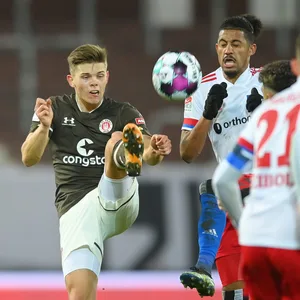 Jeremy Dudziak im Derby im Duell mit St. Paulis Finn Ole Becker.