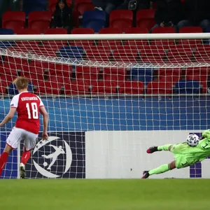 Finn Dahmen hält den entscheidenden Elfmeter gegen Dänemarks Victor Kristiansen.