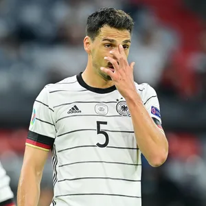 Mats Hummels fasst sich an den Kopf.