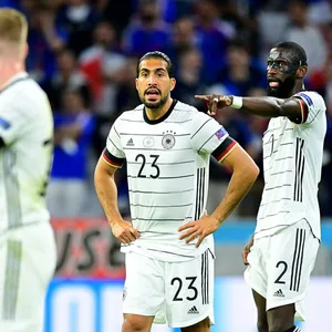 Emre Can (Mitte) hofft auf seinen Einsatz von Beginn an.
